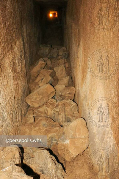 تصاویر کشف قطعات سنگی جدید با نقش‌ برجسته‌ و کتیبه‌ در تخت جمشید
