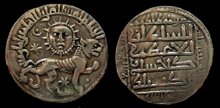 تصویر ۴: سکه مربوط به غیاث الدین کیخسرو از سلاجقه روم که چهره معشوق خود که به نظرش مانند خورشید بود را در پشت شیر افزود.