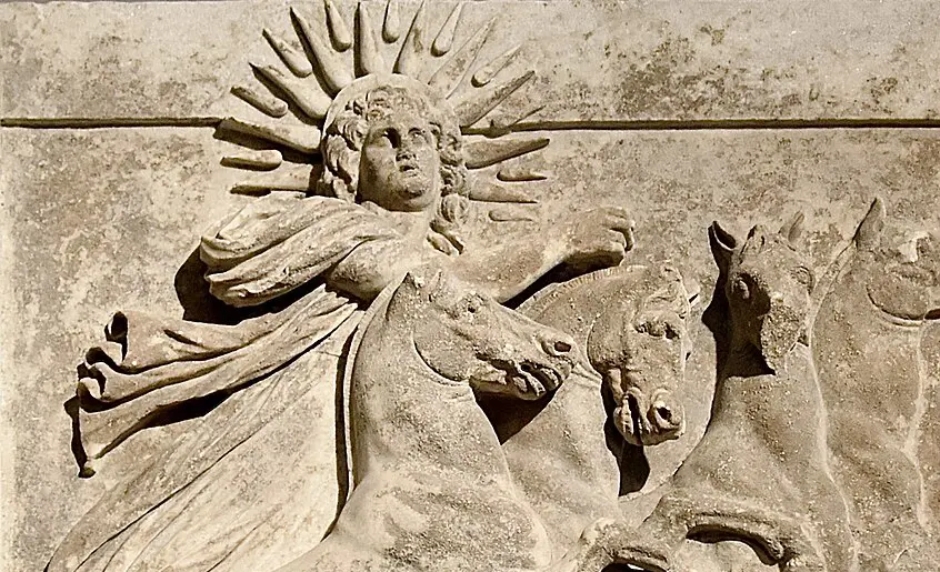 یک نقش‌برجسته که Helios را با هاله‌ای شعاع‌دار نشان می‌دهد 