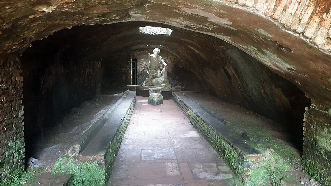 میتْرَه-کَدَه-ای اندر ویرانَگانِ «اُسْتْیا آنْتیکا، Ostia Antica»، اندر کشور ویتَلِستان [ایتالیا]