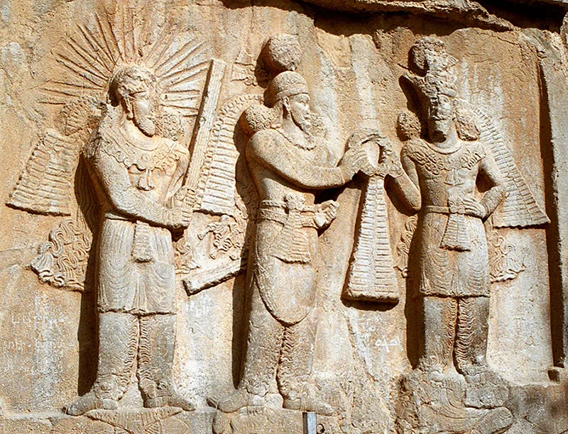سَنْگْنِگارَه-ای از تاگ سنگین [طاق بستان] اندر شهرستانِ کامبادِن (کرمانشاه)