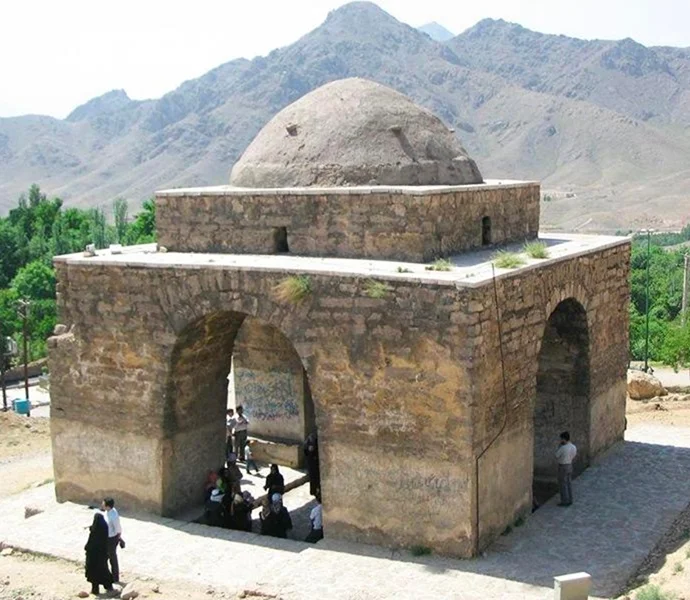 نمونه‌ای از ساختار چهارطاقی در معماری ساسانی (چهارطاقی نیاسر کاشان)